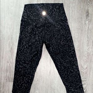lulu lemon aligned high rise leggings. size 6. it great condition and no pilling